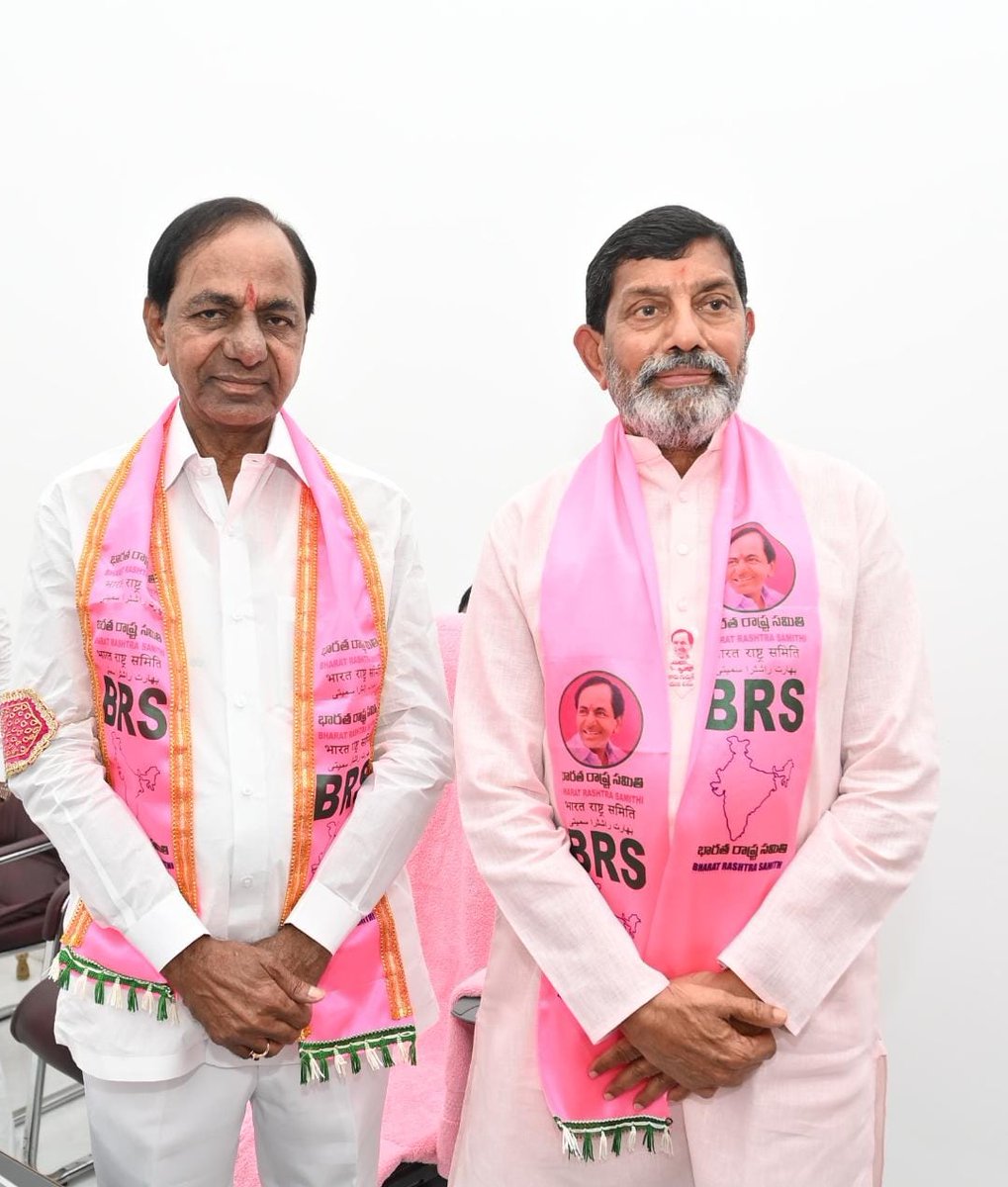 KonduruBRS's tweet photo. హైదరాబాద్ తెలంగాణ భవన్ లో భారత రాష్ట్ర సమితి 22వ వార్షికోత్సవం సందర్భంగా  మాన్యులు, గౌరవనీయులు, తెలంగాణ రాష్ట్ర ముఖ్యమంత్రి వర్యులు శ్రీ కేసీఆర్ గారిని మర్యాదపూర్వకంగా కలిసాను.

#22yearsofBRS #BRSParty https://t.co/tSzgcryiwH