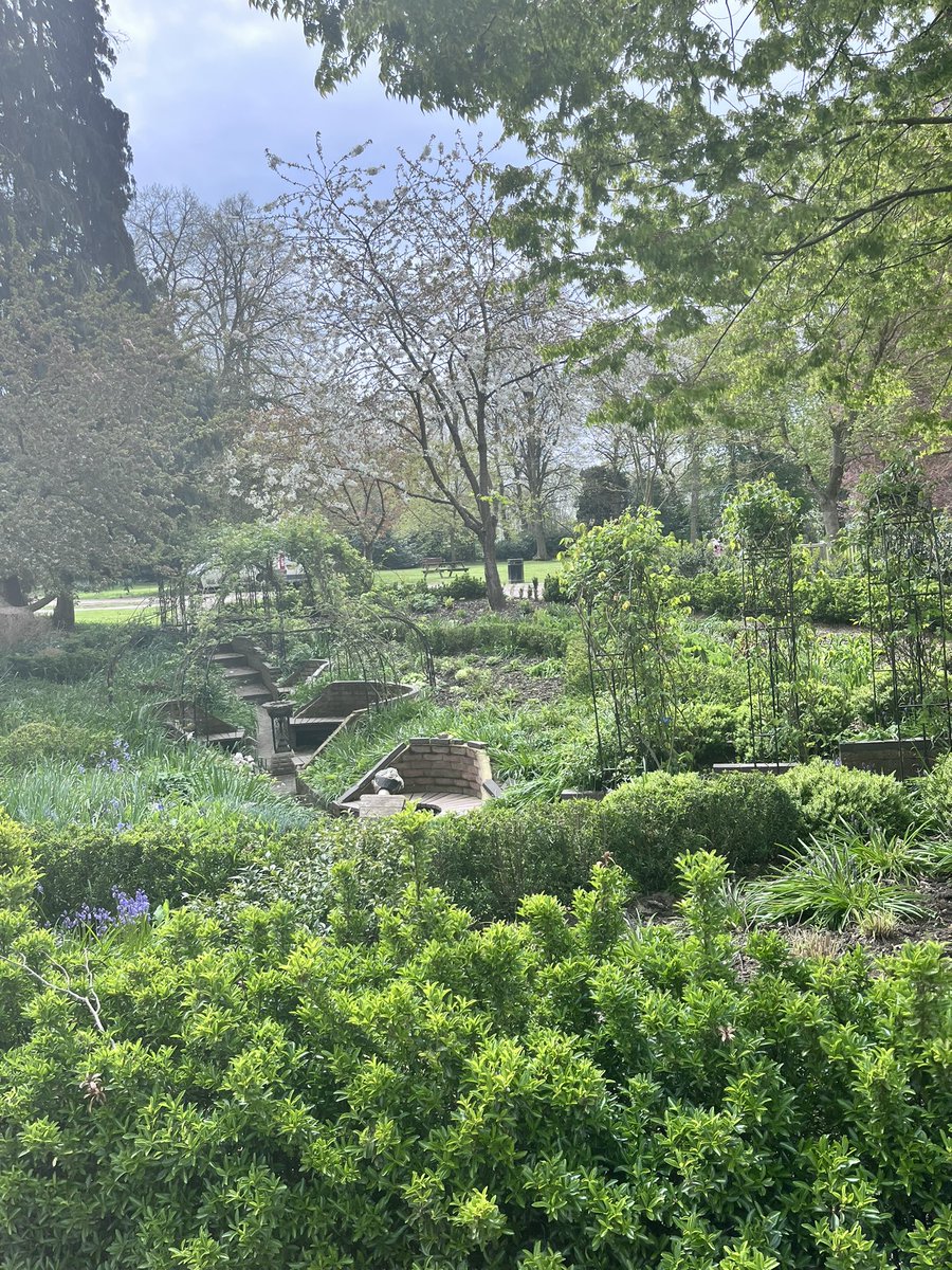 Mel_Chambers76's tweet photo. A productive HCA forum and then a quick opportunity to get out of the office and into the lovely grounds of Broomfield Hospital. #springtime @MSEHospitals @kellyMcgovern21 @DianeSarkar @MSEloveNURSING https://t.co/RffTC5UkVW