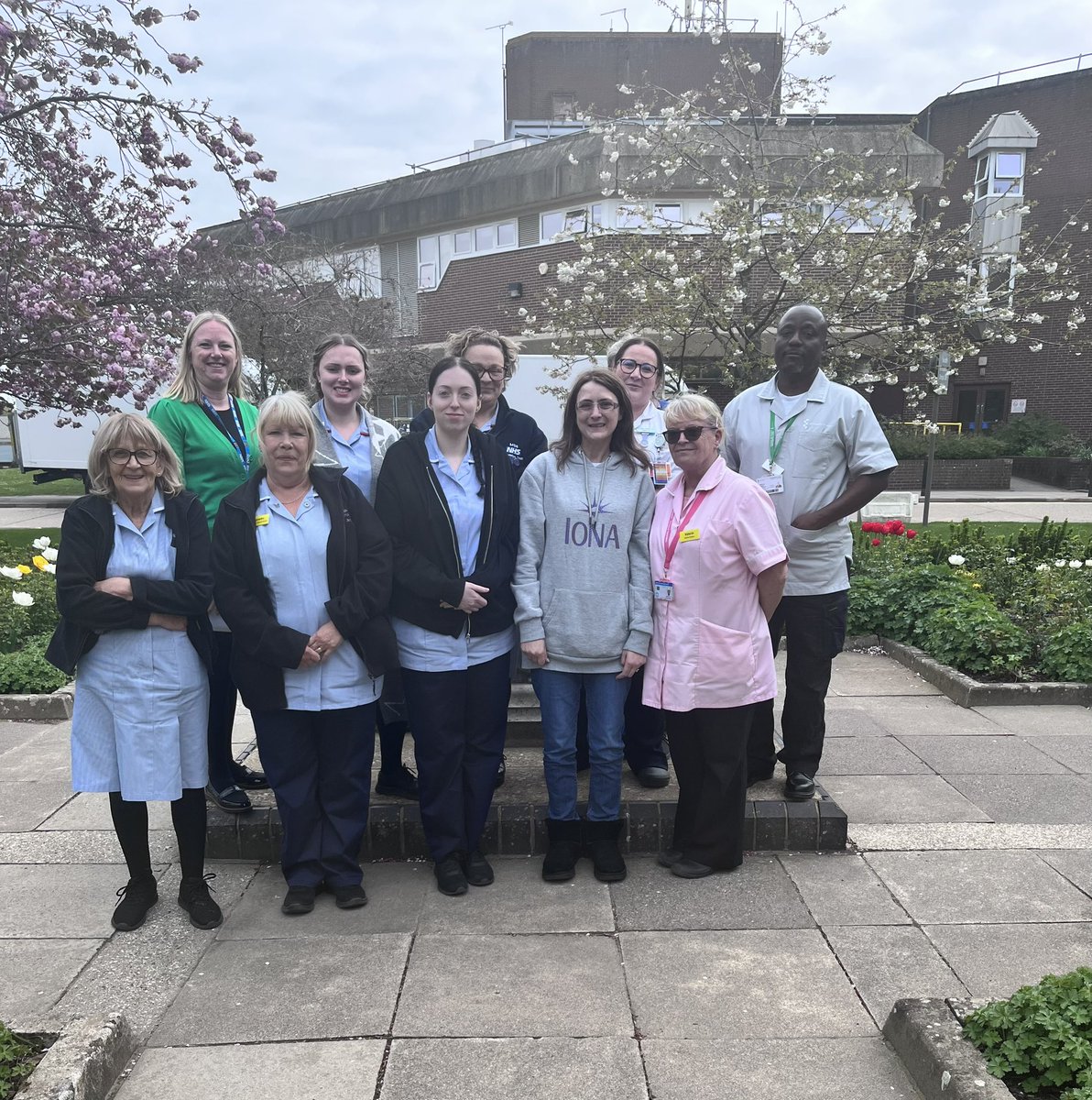 Mel_Chambers76's tweet photo. A productive HCA forum and then a quick opportunity to get out of the office and into the lovely grounds of Broomfield Hospital. #springtime @MSEHospitals @kellyMcgovern21 @DianeSarkar @MSEloveNURSING https://t.co/RffTC5UkVW