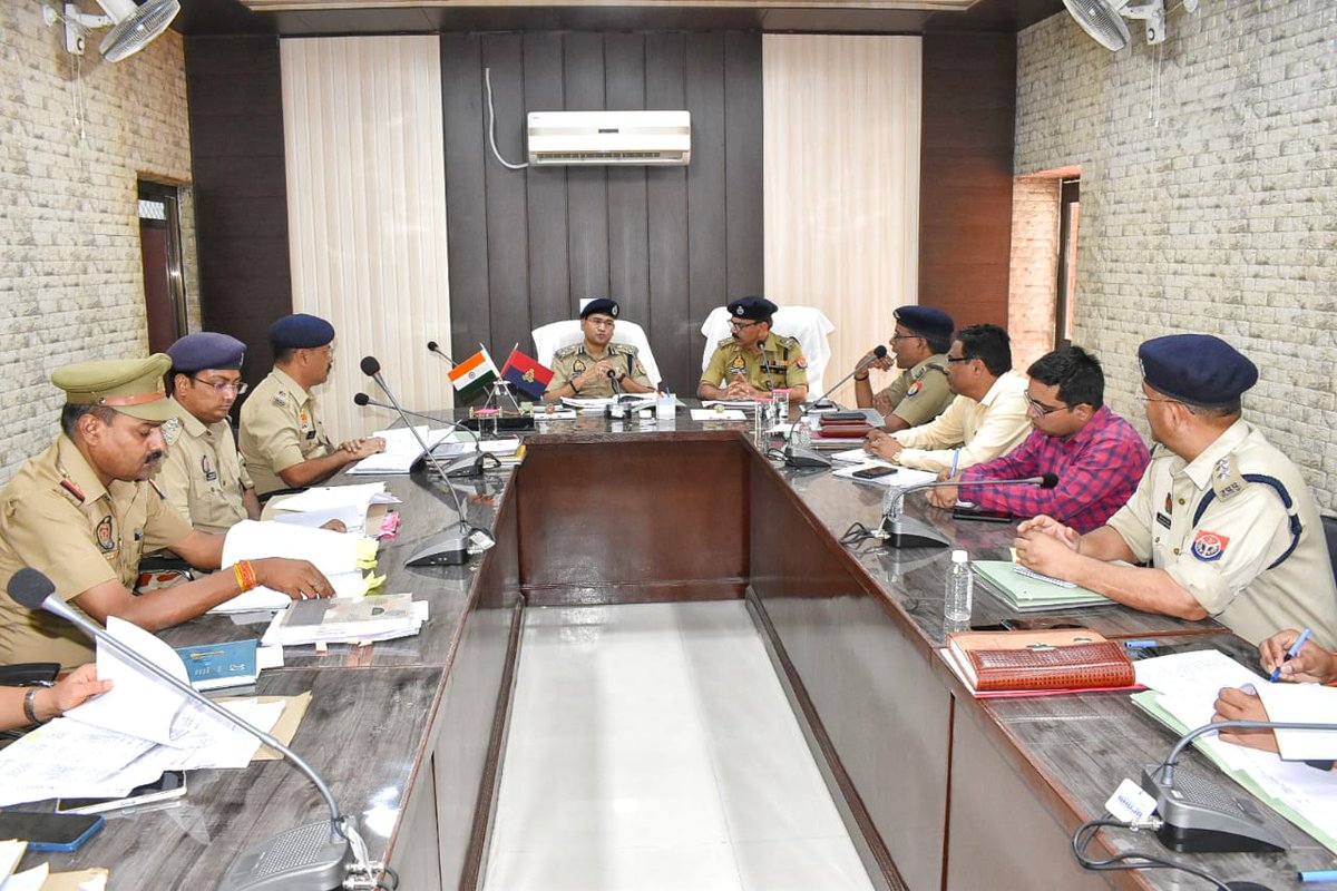 आज दिनांक 27/04/2023 को पुलिस उप महानिरीक्षक वाराणसी परिक्षेत्र, वाराणसी द्वारा पुलिस लाइन जनपद गाजीपुर में #spgzr के साथ आगामी नगर निकाय चुनाव के दृष्टिगत मीटिंग की गई। @uppolice <a href="/adgzonevaranasi/">ADG ZONE VARANASI</a> <a href="/IgRangeVaranasi/">DIG Varanasi Range</a> <a href="/dgpup/">DGP UP</a> <a href="/homeupgov/">Home Department, UP</a> <a href="/CMOfficeUP/">CM Office, GoUP</a>