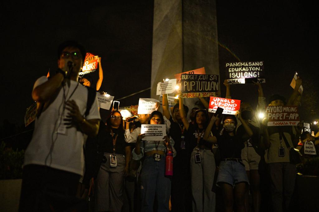 PUP_COCSC's tweet photo. ICYMI: Nakiisa ang COC Community sa isinagawang flashlight mobilization noong Martes upang irehistro ang ating pagkadismaya sa power outage at ang ating patuloy na pagpapanawagan sa mataas na badyet para sa pamantasan.
ยฉ The Catalyst
#PUPBudgetIncrease
#UniteAndStruggle https://t.co/tv6fvCYzJi