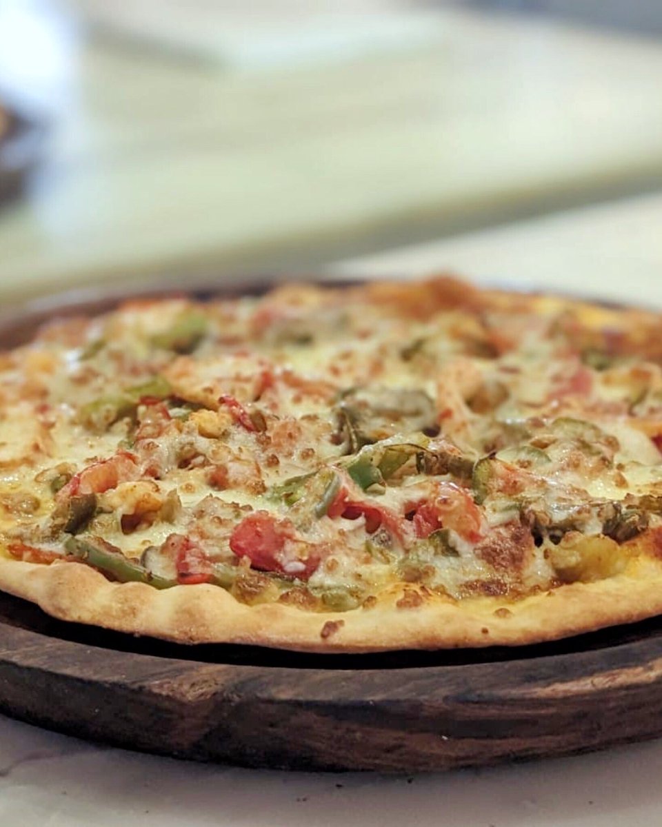 pizzabythebay_'s tweet photo. Life's too short for boring pizza. 🤭
Add some heat with our Spicy Italian Pizza featuring delicious toppings such as jalapenos, baby corn, tomatoes, capsicum, and chili flakes. 🍕
#mumbai #marinedrive
#restaurantwithaview #pizzalover #pizza #pizzawithaview #marinedrivemumbai https://t.co/2foj7lL0en