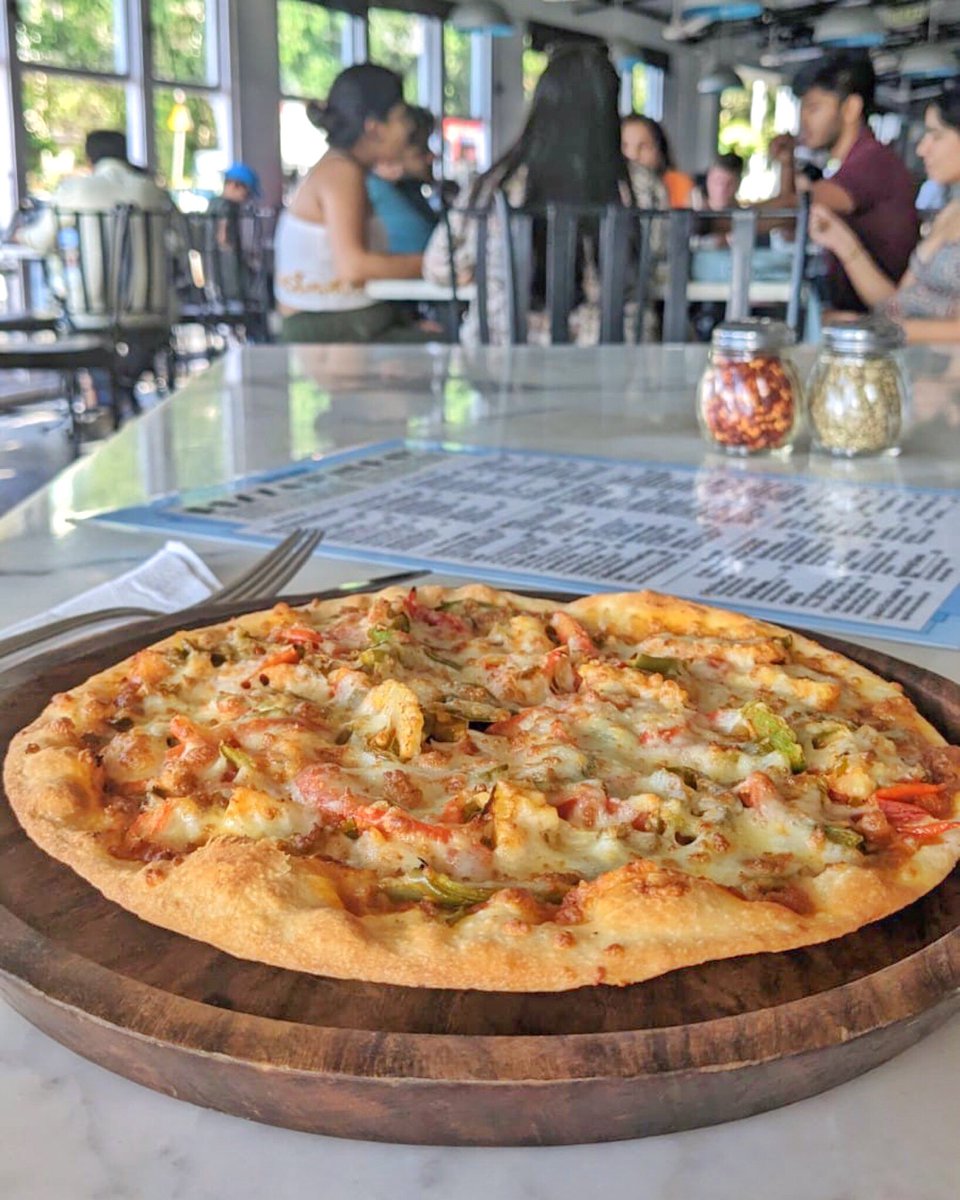 pizzabythebay_'s tweet photo. Life's too short for boring pizza. 🤭
Add some heat with our Spicy Italian Pizza featuring delicious toppings such as jalapenos, baby corn, tomatoes, capsicum, and chili flakes. 🍕
#mumbai #marinedrive
#restaurantwithaview #pizzalover #pizza #pizzawithaview #marinedrivemumbai https://t.co/2foj7lL0en
