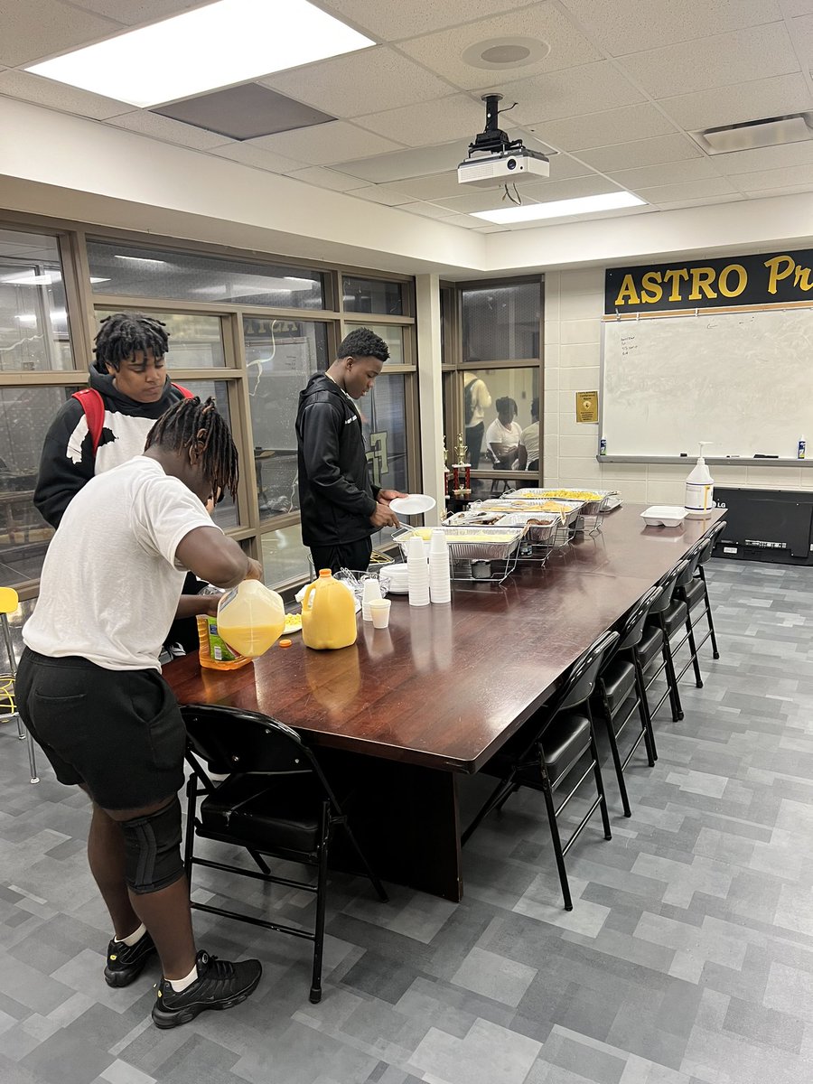 coach_IThomas's tweet photo. Big S/O to @_jazziebabe and @mjgary_ for feeding the guys this morning. Weโre excited to get the season started. @rec_douglass @FDHS_Athletics #Astrofootball https://t.co/nZtAQdfa33