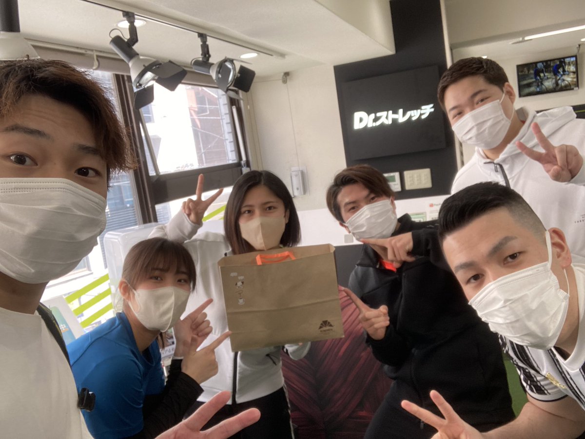DSkengou0724's tweet photo. 今日は荻窪店に金井マネージャーと練習！伸び代しか感じなかった！
砂川店長と金井さんと写真撮るの忘れた！
記念にみんな写真撮ってくれた優しい。

でもこの写真使うなら事務所通してって言われた。
@DSmasakionodera 
@mi__ra2020 https://t.co/LeaAiDJk9C