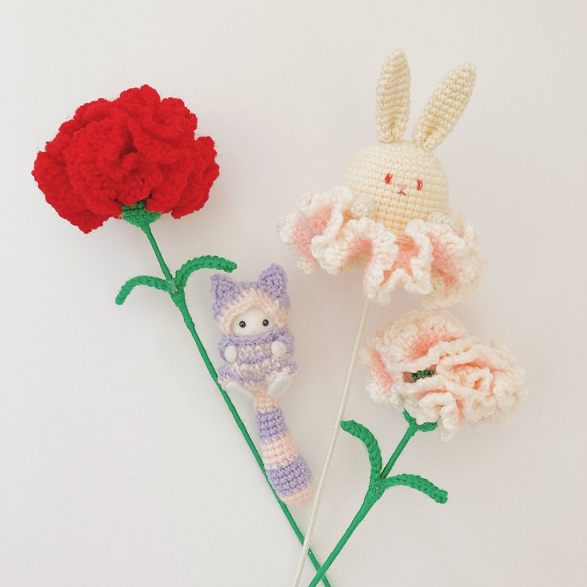 masaru_Handmade's tweet photo. カーネーションうさぎ
ふりふりのスカートになっています

どちらのカーネーションが好きですか？　
赤→リツイート　ピンク→いいね♡
#かぎ針　#編み図からオリジナルで考えたよ　#欲しいプレゼントしたいって思ってもらえたら嬉しい #シルバニア https://t.co/7Lm5StOYYI
