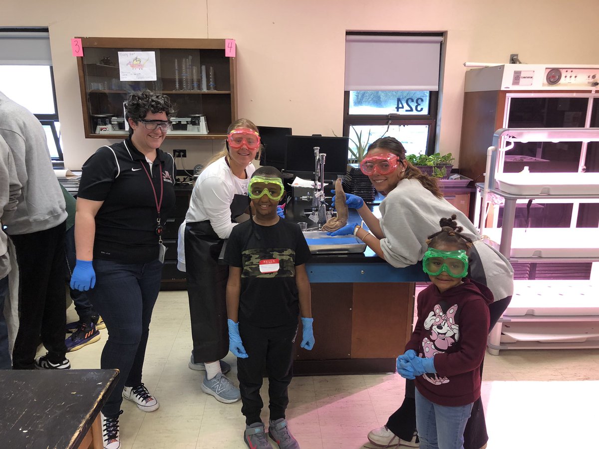 Dissecting squids with special guests in marine science class!!#BringYourChildtoWork <a href="/kbatko_rbr/">Ms. Batko</a> <a href="/rbrea9/">RBR EA</a> #WalkInGreatness