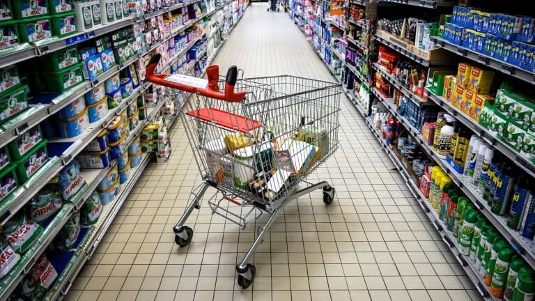 BFMTV's tweet photo. Inflation: les Français ont dépensé 81 euros de plus pour faire leurs courses depuis le début de l'année
https://t.co/vgJ4wrjNEX https://t.co/gs1Q4SAhwB