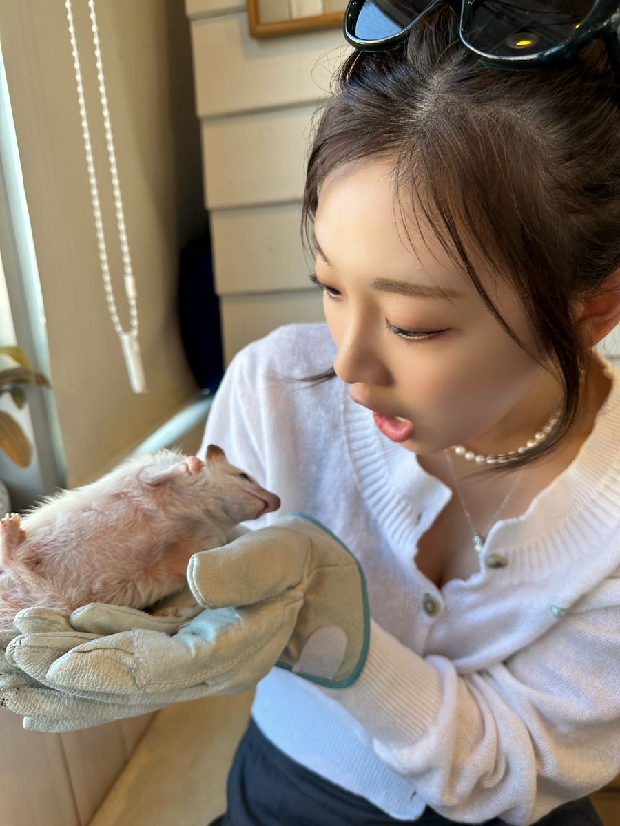 [230427] 10:28PM KST: 🦋

- +4 📸