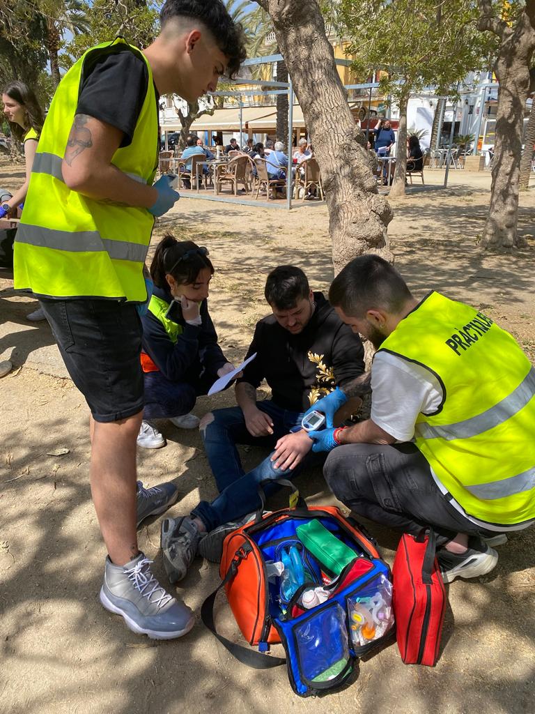 El passat dia 24 d'abril, els alumnes del CFGM d'Emergències Sanitàries van realitzar un simulacre d'atenció a víctimes a la platja del Callao de Mataró. Els alumnes de segon curs van monitoritzar als seus companys de primer curs en la resolució dels diferents escenaris.