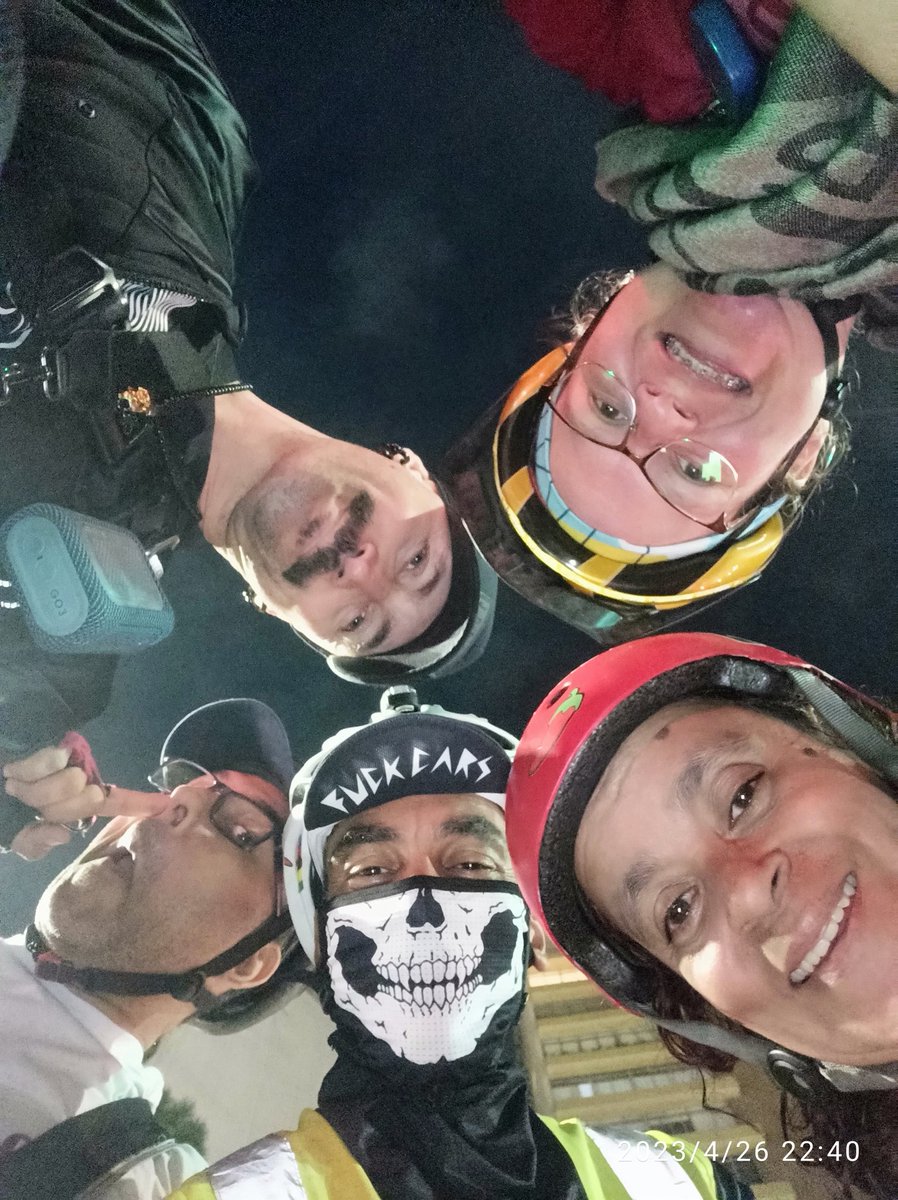 anderson_suther's tweet photo. Encontros não agendados que as ciclovias conectam!!!
USE e ABUSE da utilização da bicicleta. Um veículo simples que conecta diferentes realidades e vivências!!! 
#ciclovia #perifa #centro #pedalar #bicicleta #bici https://t.co/fhGlGq2l34