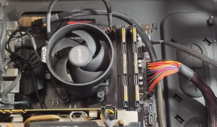 forjadomestre's tweet photo. Olá pessoas.
Venho aqui pedir ajuda pra vocês.
Na segunda-feira tive um problema com meu PC e descobri que minha placa mãe foi de arrasta pra cima.
Como eu trabalho com edição e 3D, qualquer reparo no pc acaba saindo muito caro por causa do valor das peças. ++ https://t.co/oeFpcnjI4o