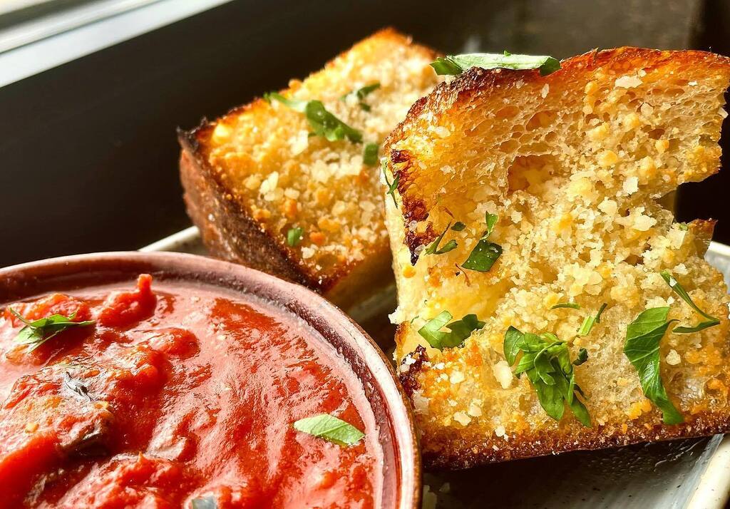 Mmmmmm…..Crispy, Crunchy, Garlic Bread with a side of our Spicy Tomato Basil Sauce to dip into!  Available at every Alta Strada!
@altastradawellesley @altastradafox @altastrada_dc @altastradava #altastradalogan