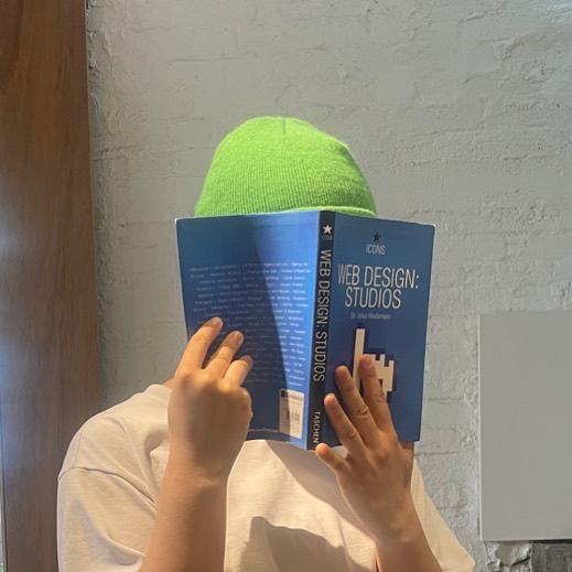 [IG:@ oonnyyuu] 230404: 
완두콩의 하루 . . .
제일 먼저 책 이불 덮기