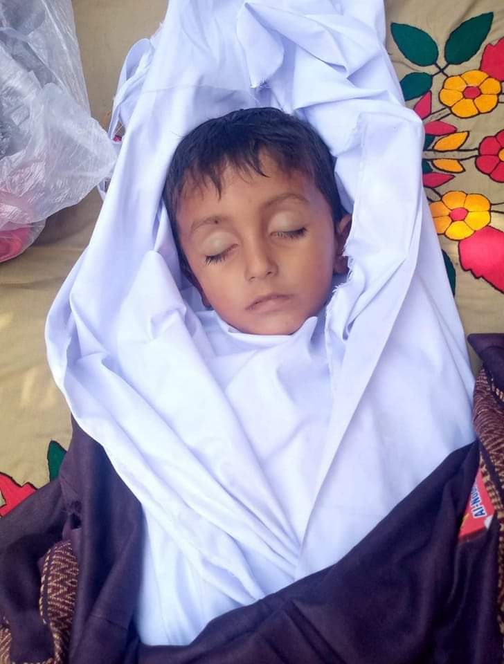 hussain_magsi's tweet photo. مقبوضہ جھل ��گسی میں جاگیرداروں کی طرف سے کسانوں کی معاشی ناکہ بندی کی وجہ سے علاج نہ ہوسکا یہ پھول جیسے معصوم بچے کا اخر قصور کیا تھا اج انسانیت دم تور چکی ہے 😭
@QasimKhanSuri @ImranRiazKhan @HaleemAdil https://t.co/zkEvaQ8ckA