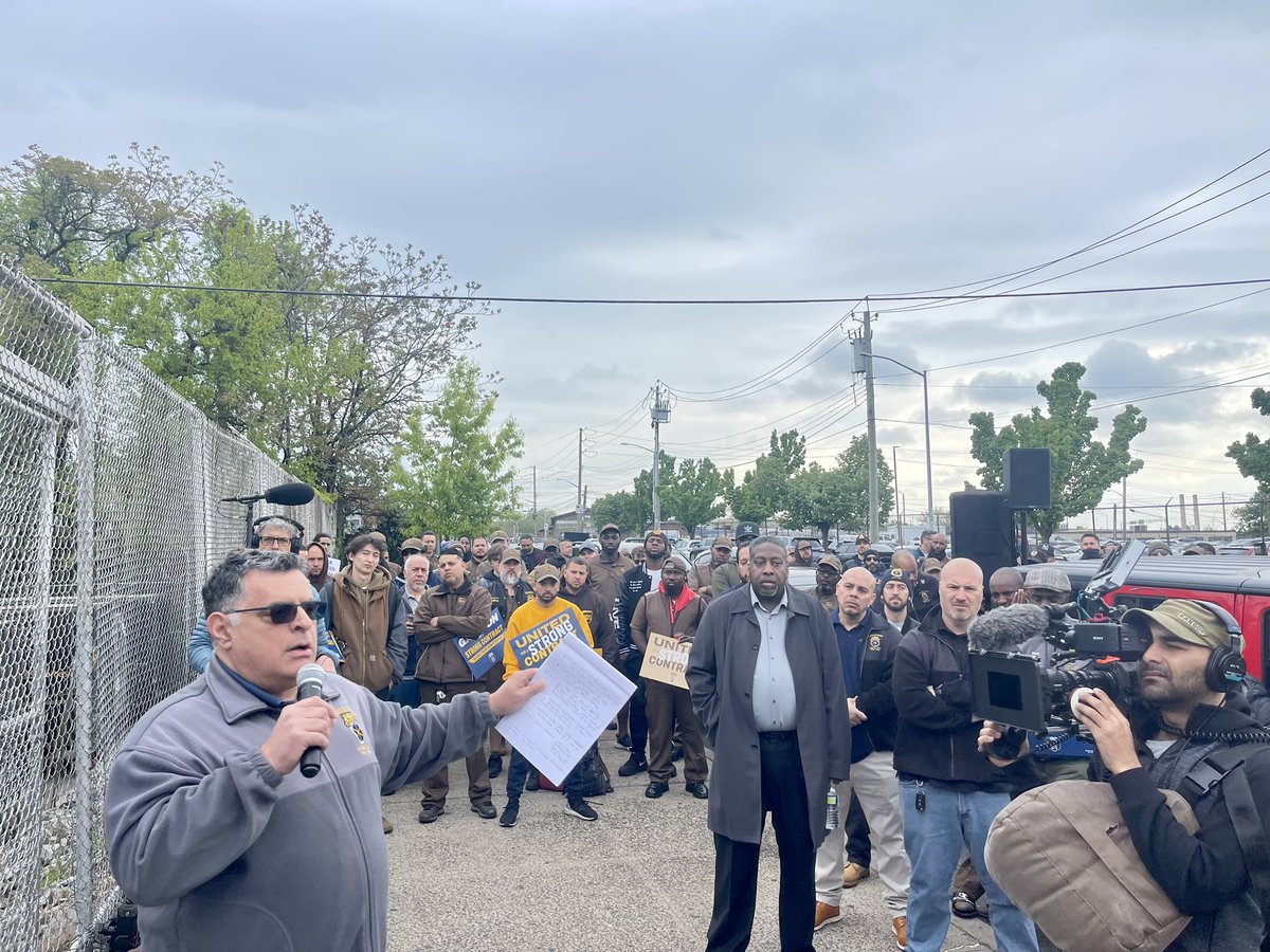QueensDSA's tweet photo. *SOLIDARITY DELIVERS THE GOODS*
Proud to stand with @804_local @Teamsters in their fight for a fair contract alongside @alexaforcouncil! https://t.co/YmqmLs90Mc