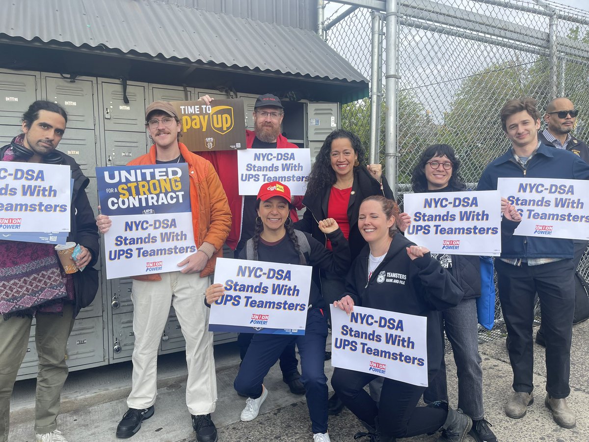 QueensDSA's tweet photo. *SOLIDARITY DELIVERS THE GOODS*
Proud to stand with @804_local @Teamsters in their fight for a fair contract alongside @alexaforcouncil! https://t.co/YmqmLs90Mc