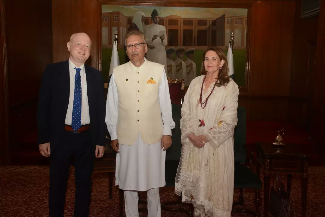 Urdu_Europe's tweet photo. جرمن قونصلر جنرل کی صدر مملکت عارف علوی سے عید کے موقع پر ملاقات۔ https://t.co/84RlyckY5v