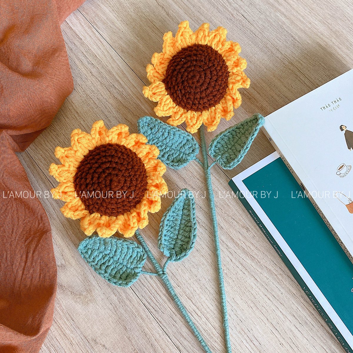 Sunflower, definitely never out of style! 
#crochet #crochetflower #crochetsunflower