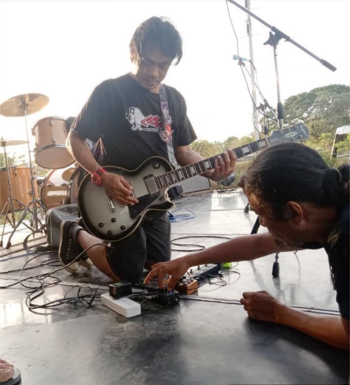 guitarmarn's tweet photo. เรามักจะพูดความจริง
ออกมาในรูปแบบของคำว่าล้อเล่นเสมอ
โลกนี้ไม่มีคำว่าล้อเล่น
มีแต่เรื่องจริงที่พูดเพื่อลองใจ
#หาเพื่อน #หาเพื่อนคุย #หาเพื่อนเล่นดนตรี #กรุงเทพมหานคร https://t.co/seoZOcBw30