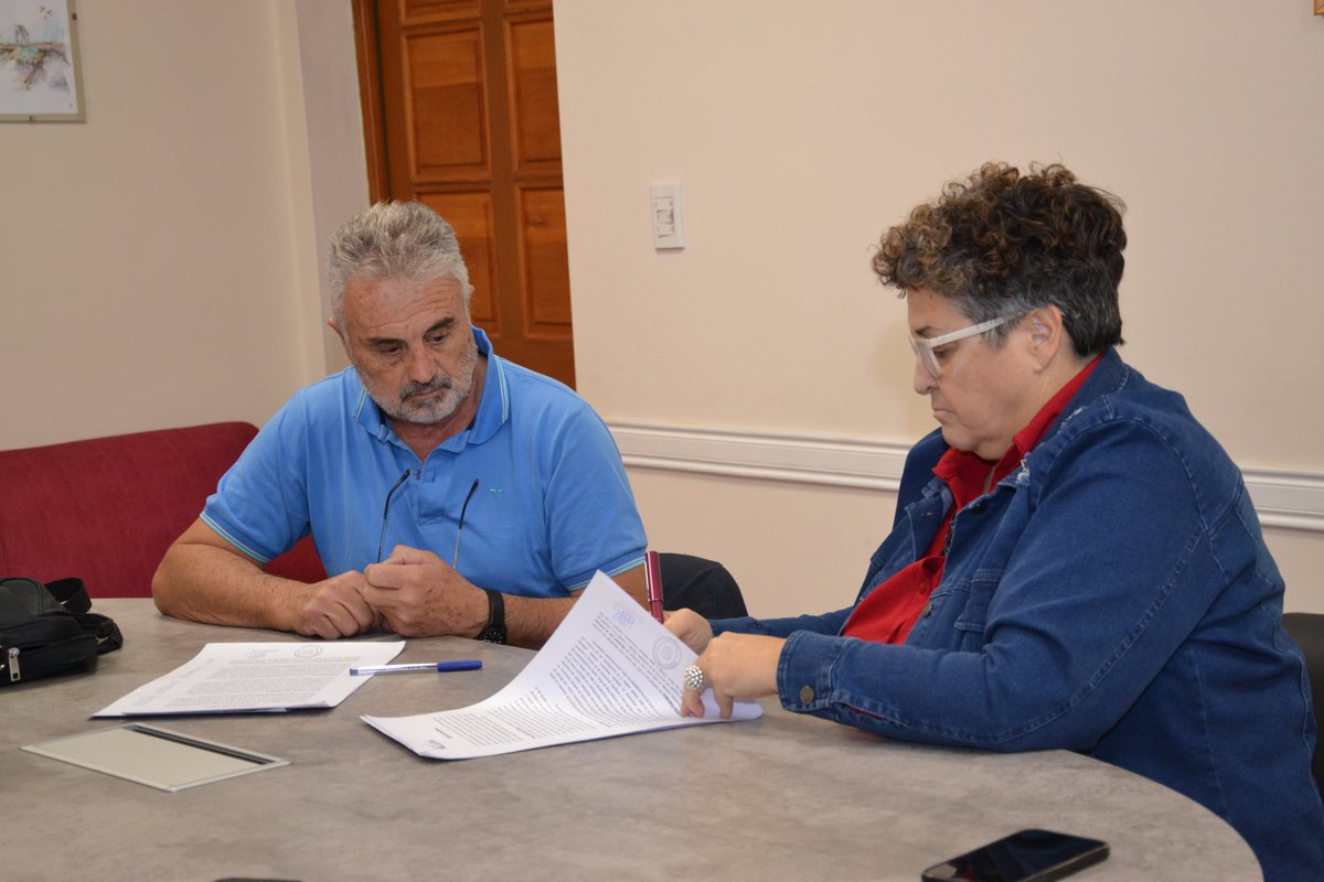 Se firmó el contrato para la ejecución de la obra ampliación de red de gas natural a realizarse en los Bº Islas Malvinas y Vidriera I.Licitación pública nº 010/023, que fuera ganada por la firma Chimen Aike.
firmaron el Sr. Ricardo Curetti por la Chimen Aike y la Int. Lili Martín