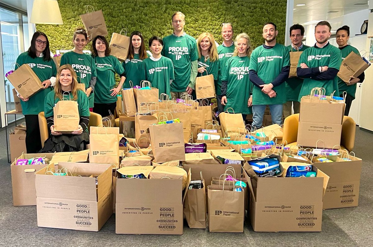 IntlPaperCo's tweet image. Our Geneva, Switzerland and Brussels, Belgium teams recently joined International Paper’s global initiative to #fightperiodpoverty by donating 800 femcare kits, each personalized with a note, which our partner @Partage Foodbank distributed to local women’s shelters. #ProudToBeIP