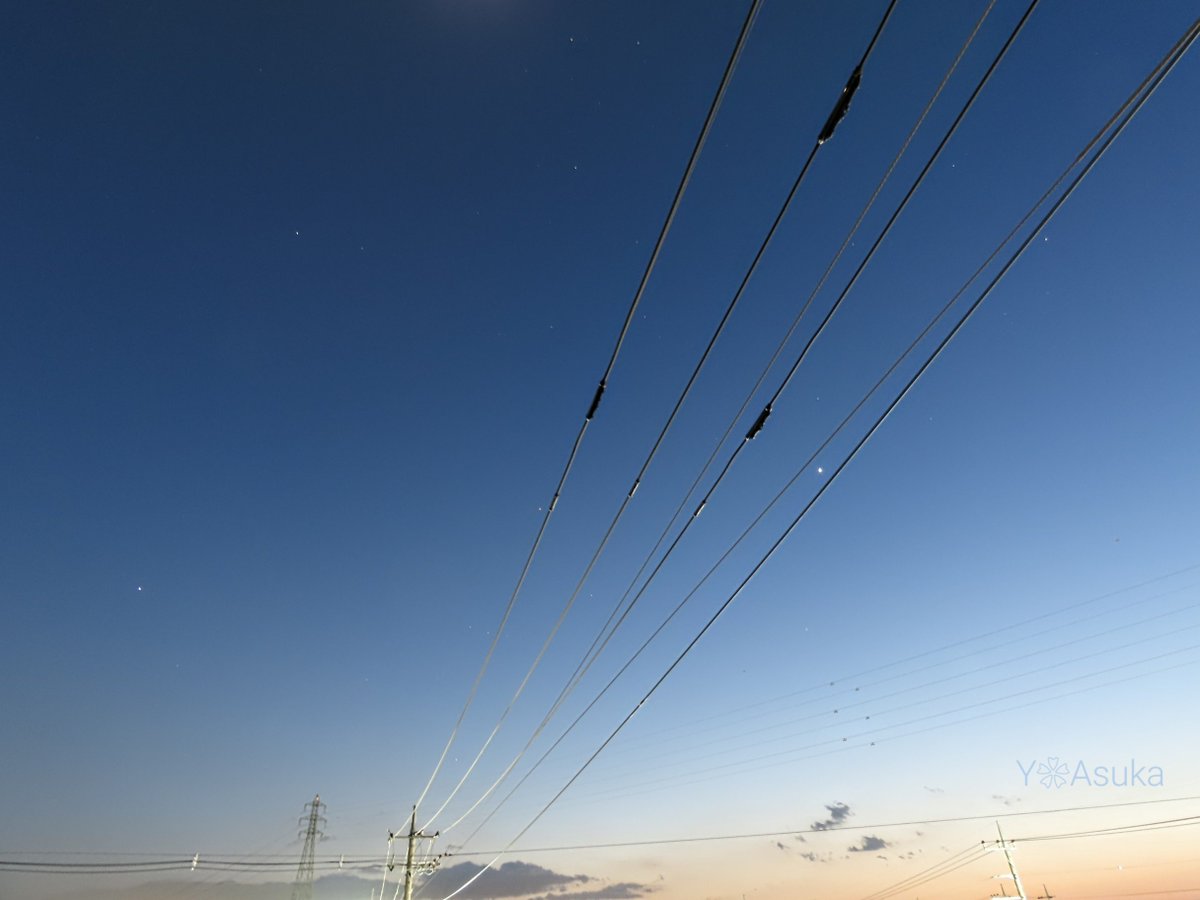 yumeasutw's tweet photo. 月が綺麗です🌓✨
お疲れ様です🏁
晴れ渡る穏やかな #夕暮れ
#ブルーモーメント の南西の空高く
昇る #弓張月 (月齢7.2)✨
🌓 #月
🌟 #火星
🌟 #金星
#moon #地球照
#天気の図鑑
#空の名前
#ブルーアワー
#夕空 #夕焼け #鉄塔 #電柱 #電線
#a2023 #a0427 #a202304 https://t.co/HJm4LBJSc3
