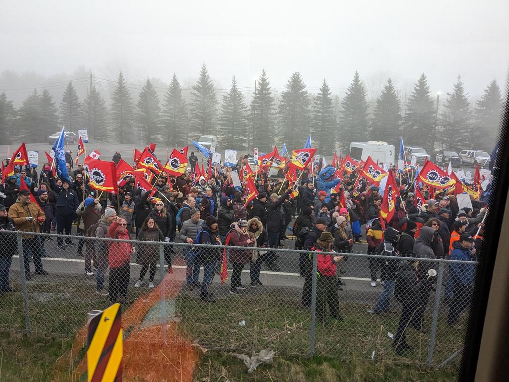 splambo's tweet photo. Accueuil chaleureux et équestre au poste frontalier de Lacolle!  #greve #afpc #cdnpoli #PSACStrike2023 warm welcome with horses at the border! https://t.co/TMXAumGAJs