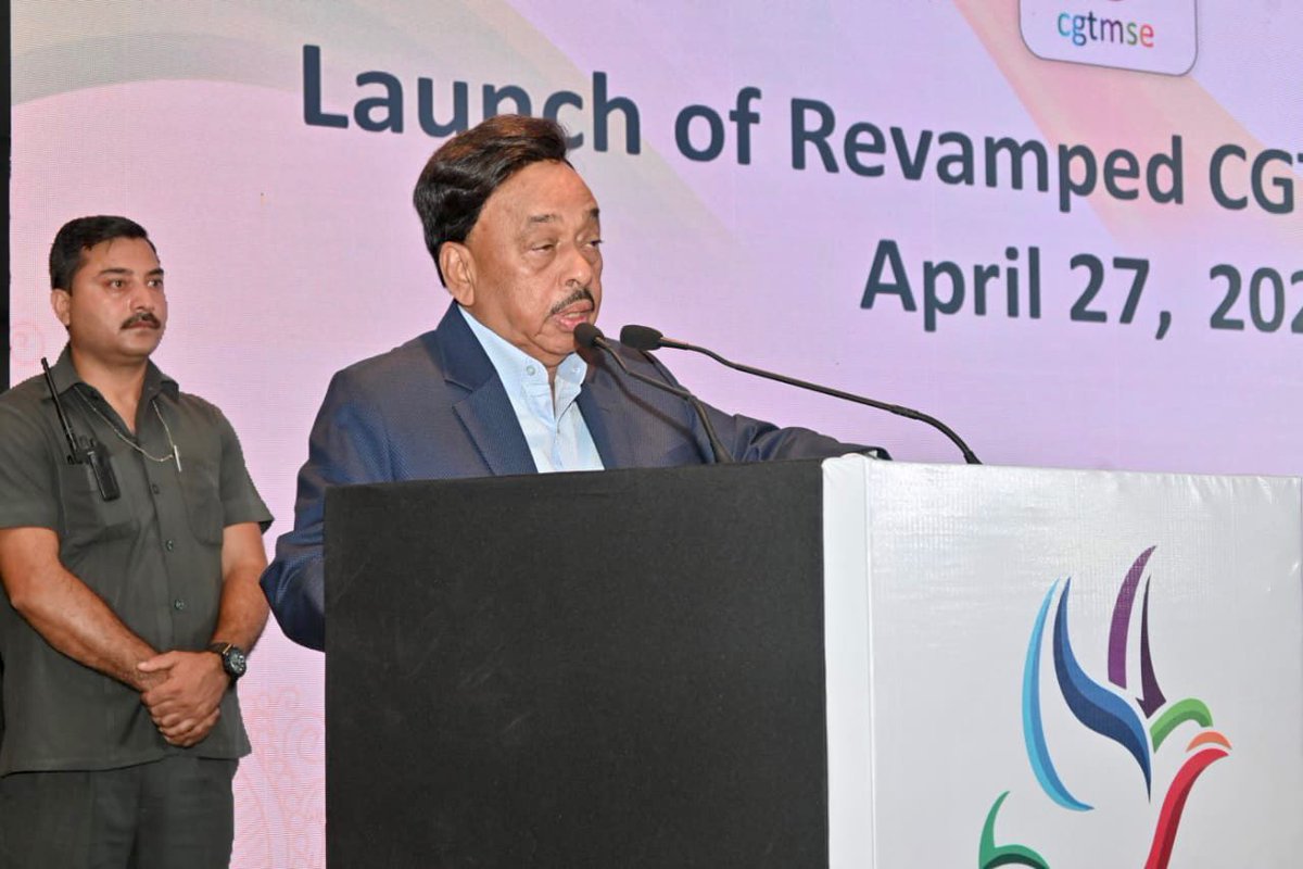 MeNarayanRane's tweet photo. Launched the revamped #CGTMSE scheme. 
I congratulate team @CGTMSEOfficial for crossing milestone of providing credit guarantees worth ₹ 1 Lakh Cr for fiscal year 2022-23.  
Your contribution is crucial for boosting micro &amp; small businesses for the economic growth of our nation. https://t.co/zmnxKTrb4C
