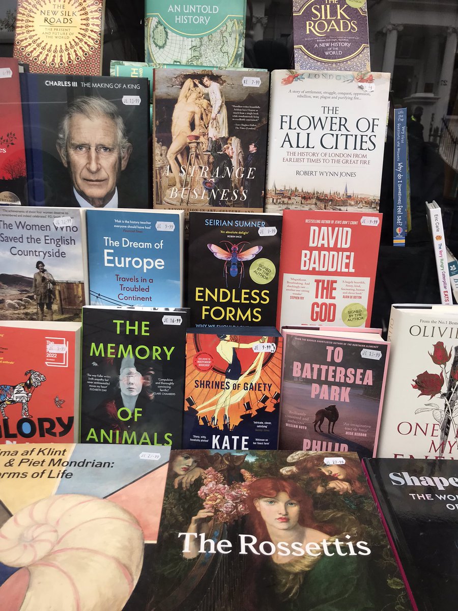 WaspWoman's tweet image. Searching for your own book in bookshops is like #geocaching for insecure authors🤣

Today’s find is #EndlessForms in the window of @SouthKenBooks! Multiple signed copies now inside this gorgeous #indiebookshop! 

@WmCollinsBooks @ArabellaPike @zcosini @UCLLifeSciences #wasplove