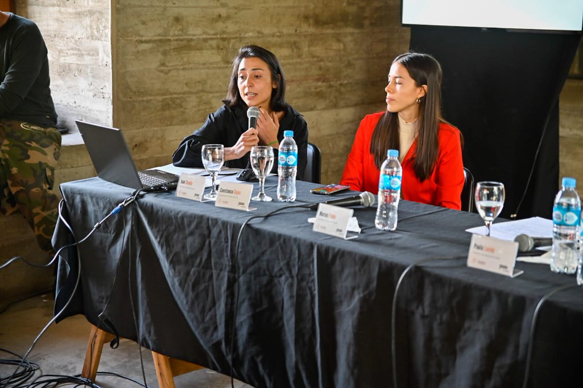 fundarpoliticas's tweet photo. ¡Damos inicio al primer panel! Constanza Cejas, @PaulaLuvini, @Luciapezzarini, @marcosfeole y Juan Sbodio se preguntan cómo orientar la política productiva de la ciudad de Córdoba con un enfoque basado en la evidencia. https://t.co/p3AoEHt8fC
