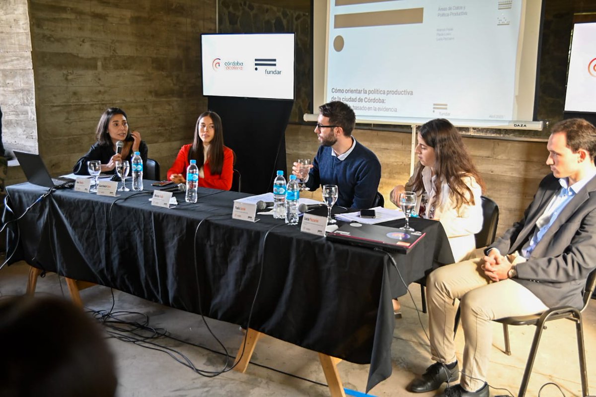 ¡Damos inicio al primer panel! Constanza Cejas, <a href="/PaulaLuvini/">paula</a>, <a href="/Luciapezzarini/">Lucía Pezzarini</a>, <a href="/marcosfeole/">marcos</a> y Juan Sbodio se preguntan cómo orientar la política productiva de la ciudad de Córdoba con un enfoque basado en la evidencia.