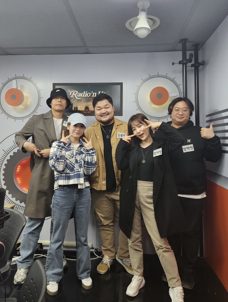 MLDMUSIC_twt's tweet photo. 2023. 04. 27
@ Arirang Radio <Radio'n Us>

#NARIN #나린 #APRILFOOL https://t.co/vEAuL79o8w