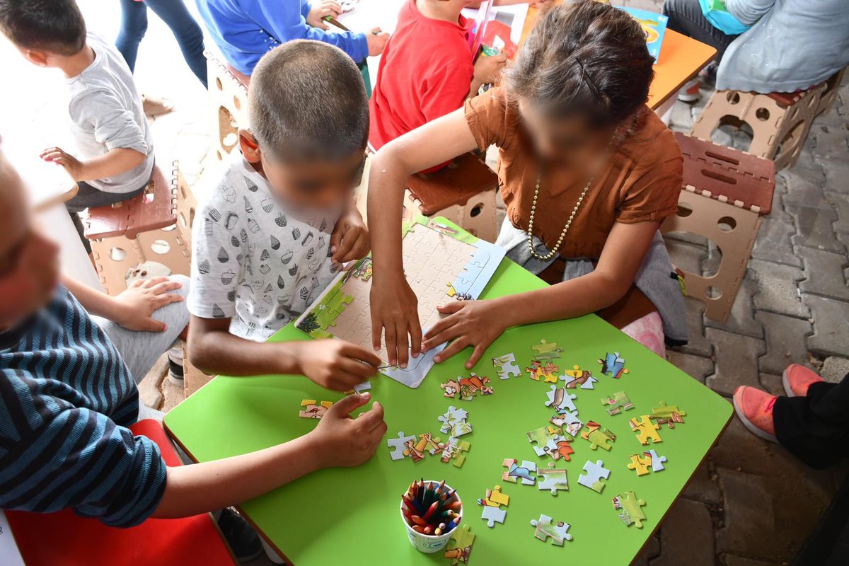 Bugün de #Hatay'da kişisel verilere dair farkındalık çalışmaları yaptık, eğlenerek öğrendik. Öyle ki; çocuklarımız sorulara cevap vermek için adeta birbirleriyle yarıştılar. Akabinde sanal gerçeklik deneyimiyle dünyayı dolaştık, oyun oynamaktan yorulmadık. ☺️ #BirKüçükTebessüm