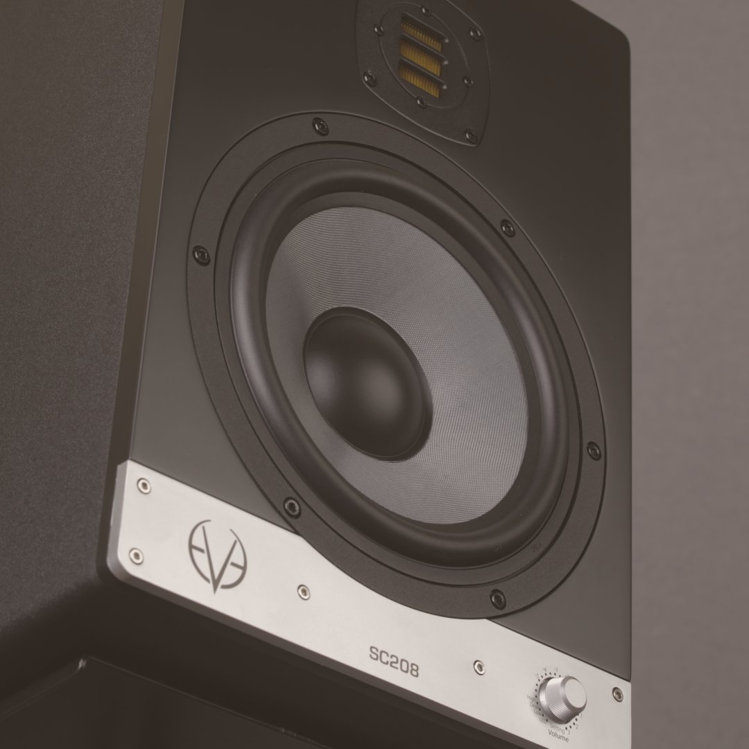 EveAudio's tweet photo. The SC208 is a versatile 2-way monitor with ultra-wide frequency range, tight low-end and precise high-end. It is used for professional nearfield and midfield applications π₯π
#eveaudio #studio #studiogear #studiospeakers #studiomonitors #SC208 #studiosetup #music #musician https://t.co/DhdUVGaRAz