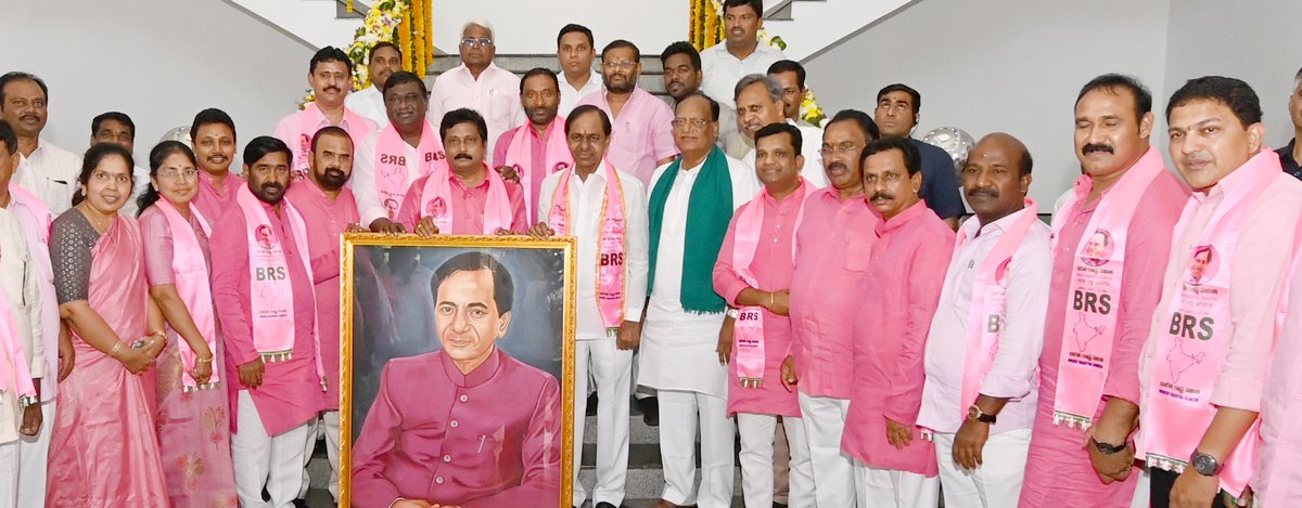 DrGadariBRS's tweet photo. బీఆర్ఎస్ ఆవిర్భావ దినోత్సవం సందర్భంగా హైదరాబాద్ లోని పార్టీ కేంద్ర కార్యాలయం తెలంగాణ భవన్ లో పార్టీ అధినేత సీఎం కేసీఆర్ గారికి మెదక్ జిల్లా ఆర్టిస్ట్ డానియల్ పెయింట్ చేసిన చిత్రపటాన్ని బహూకరించిన ఉమ్మడి నల్గొండ జిల్లా ప్రగతి రథసారథులు.

#brsformationday 
#22yearsofbrs https://t.co/zc4LRqzvyL