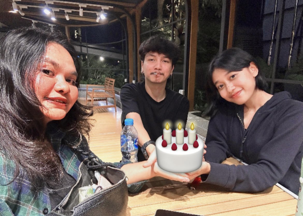 Aseteride's tweet photo. Kami bertiga @CorrydaSilva_ @GarinGrndr mengucapkan happy birthday kak @adelladellaide wyatb kak 🤍 https://t.co/xlDxYQn9kN