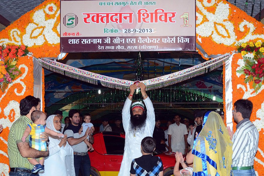 Smile71536074's tweet photo. #WinOverLife by engaging yourself in welfare activities like blood donation.With the inspiration of Saint Gurmeet Ram Rahim Ji, millions became regular blood donors. With the direction of Guruji, Dera Sacha Sauda conducts regular blood donation camps and has bagged world records. https://t.co/HypYCrldeV