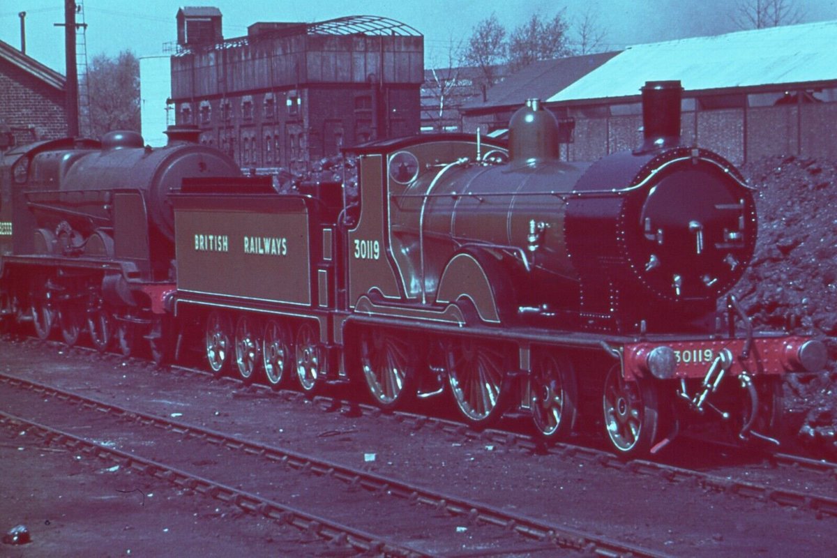 VoughtSikorsky's tweet photo. Decked to the nines with N15X 32333 Remembrance behind, Royal T9 30119 looks magnificent outshopped at Eastleigh in 1948. Despite being over 2 decades its junior, 32333 would be withdrawn from 70D Basingstoke Shed on 14th April 1956, less than 4 years after 30119's withdrawal. https://t.co/XVv9BExuZ0