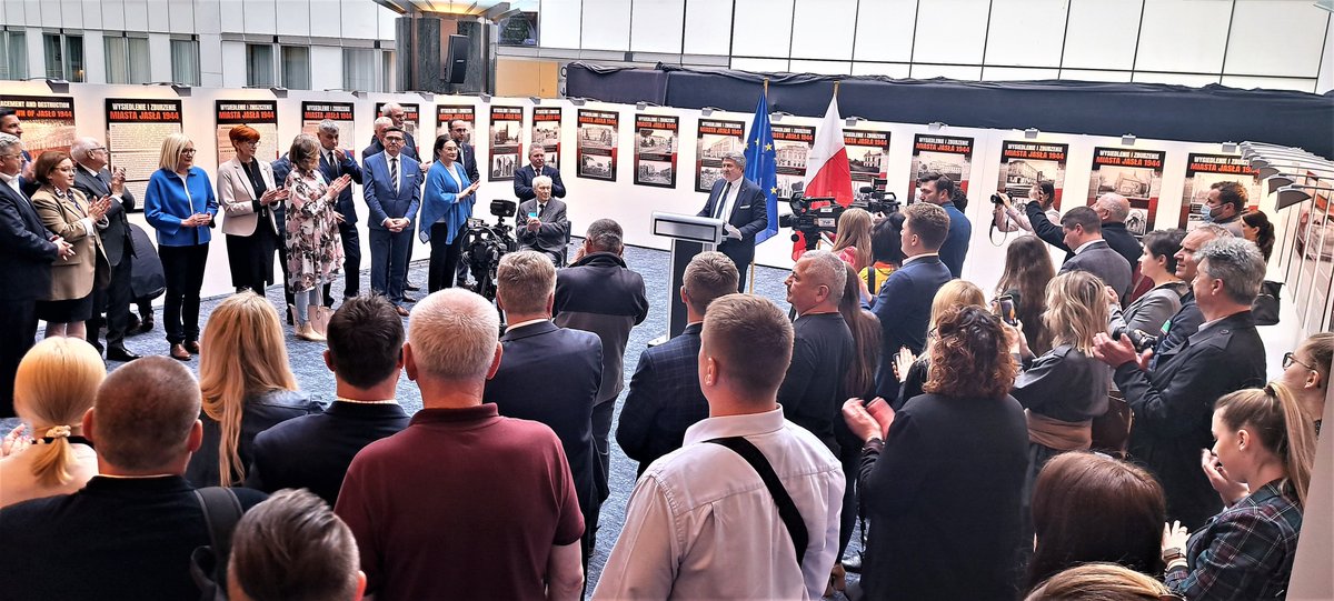 UMJaslo's tweet photo. Wystawa o zniszczeniu Jasła – w Parlamencie Europejskim
Więcej na: https://t.co/H5hGlMxFyH Historia tragicznych losów mieszkańców Jasła oraz zburzenia miasta przez Niemców w 1944 roku, przedstawione zostały na wystawie w Parlamencie Europejskim 25 kwietnia.
#MiastoJasło https://t.co/Pyq1FpyZq7