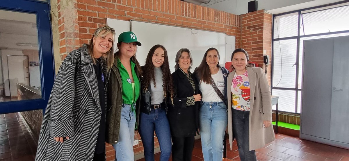 GeekGirlsLatam's tweet photo. Para celebrar el Día Internacional de las #NinasEnLasTIC nos unimos con @inspiringirlsco y @MujeresTIC_Col para inspirar y conectar el poder femenino con jóvenes de últimos grados del Colegio I.E.D en Suba Compartir.

#JuntasSomosMas por la 
#GeneraciónSTEAM 🧒 👧🏻 👧🏾💜 https://t.co/p4qYjW1kSA