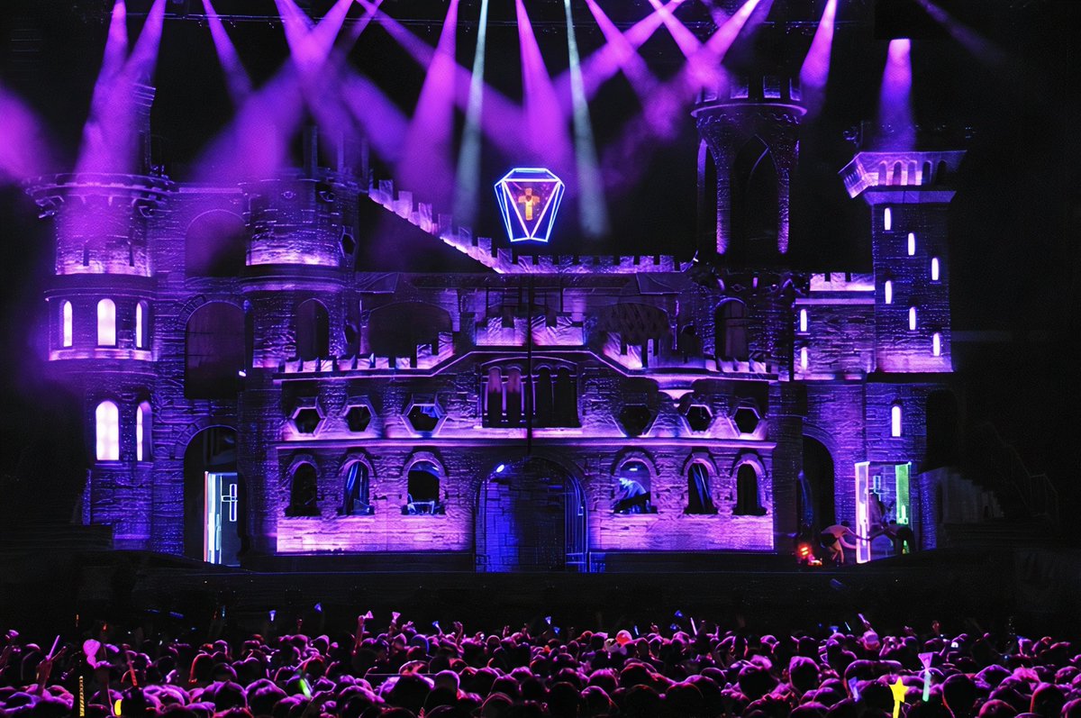 stevenartpop's tweet photo. the born this way ball castle was the definition of ICONIC https://t.co/QjAO2mCAEd