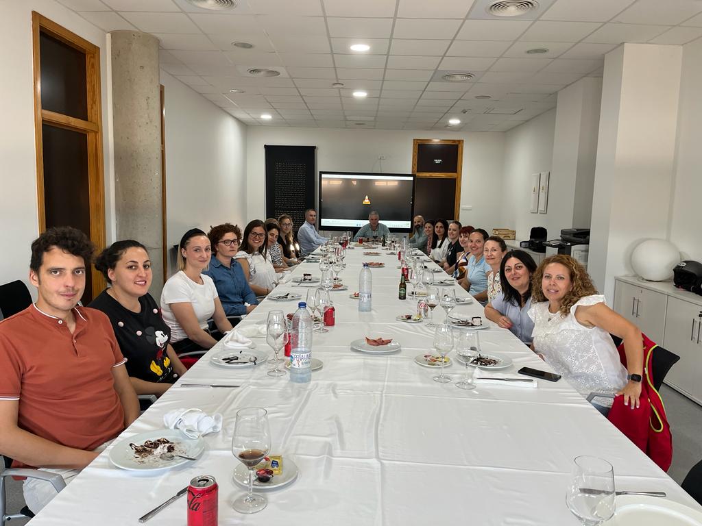 FampaceMurcia's tweet photo. En una nueva edición de la Semana Gastronómica organizada en el Colegio Vistarreal, sumando junto con el #ampa y la dirección del centro 👏👏 #JuntosSumamos #FAMPACE https://t.co/NsXacPDdP4