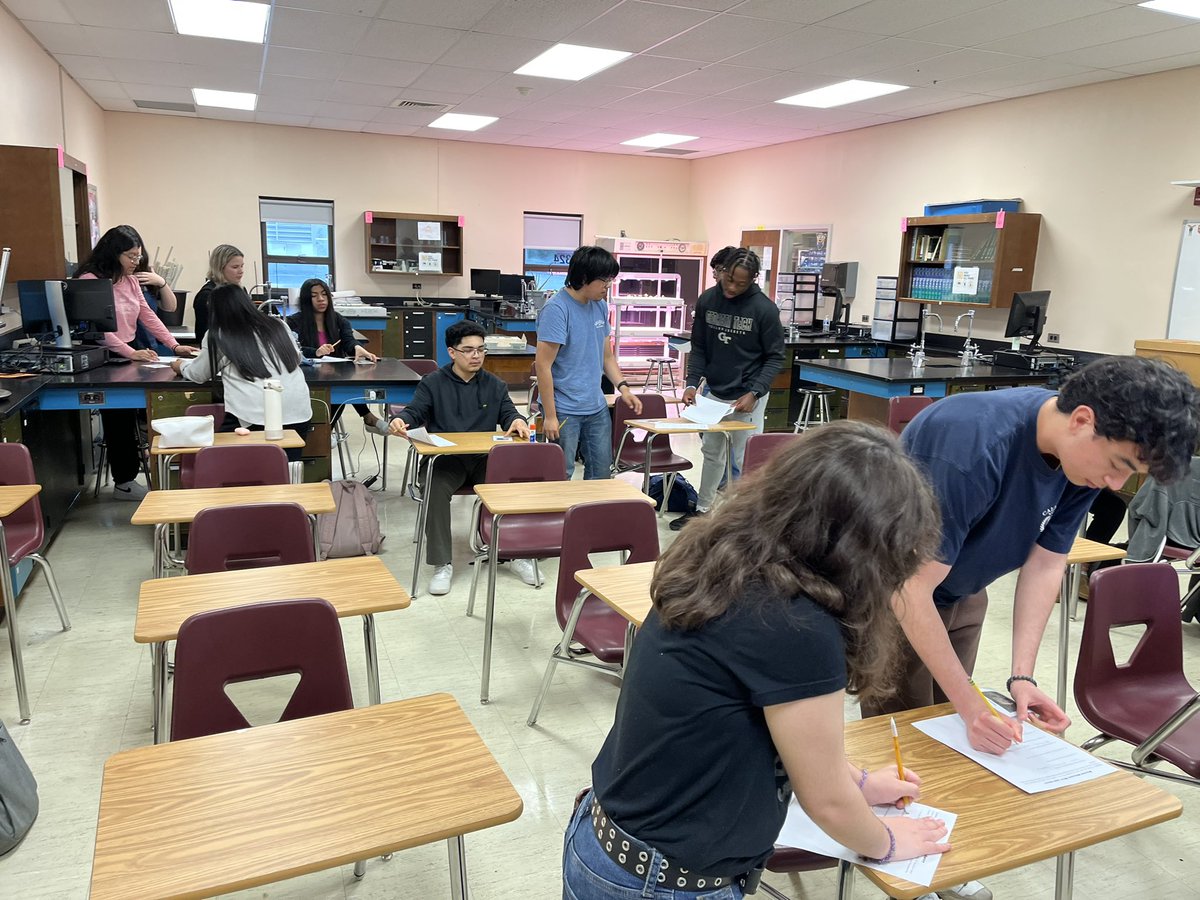 Meet the mollusks! Students work on mollusk identification using dichotomous keys! <a href="/rbrea9/">RBR EA</a>