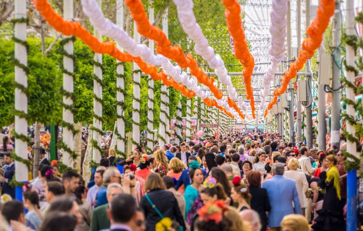 Parece que está de moda en Twitter opinar de como debería ser la #FeriadeAbril de Sevilla sin haberla pisado en la vida.
Sigan soñando con venir.