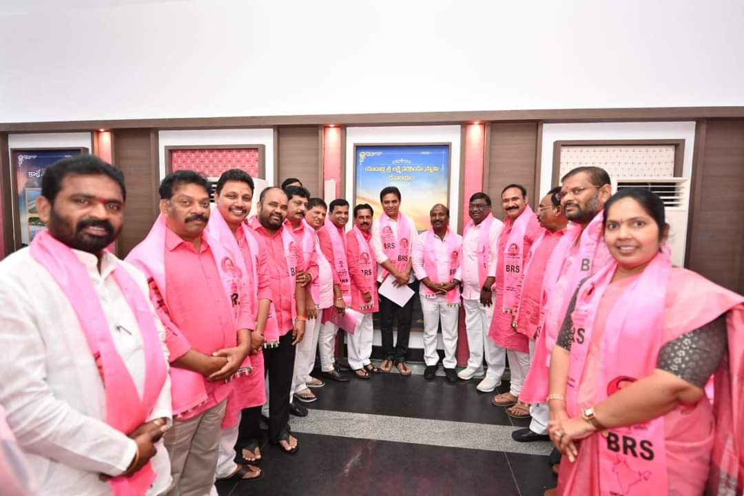 BhupalReddyTRS's tweet photo. బీఆర్ఎస్ ఆవిర్భావ దినోత్సవం సందర్భంగా హైదరాబాద్ లోని పార్టీ  కేంద్ర కార్యాలయం తెలంగాణ భవన్ లో పార్టీ అధినేత సీఎం కేసీఆర్ గారు నిర్వహించిన ప్రతినిధుల సభలో మంత్రి శ్రీ కేటీఆర్ గారితో...
#KancharlaBhupalReddy
#brsformationday 
#22yearsofbrs https://t.co/zJmQBmX9Gb