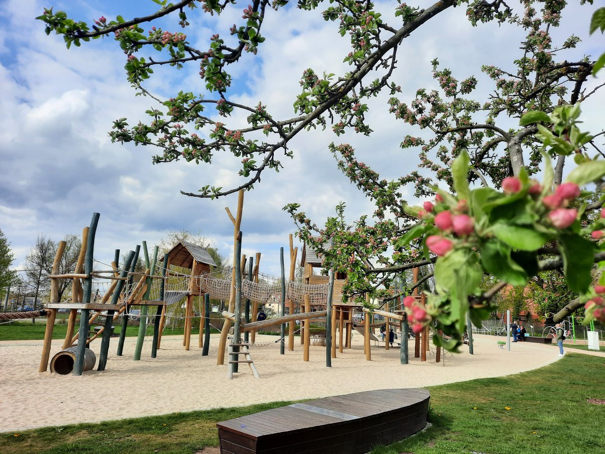 karen_ascher's tweet image. #weltdesigntag Spreewaldspielplatz in Lübbenau. Wir sind begeistert. Weitläufig, Picknickplätze, Sagenfiguren, ganz viel Spaß!