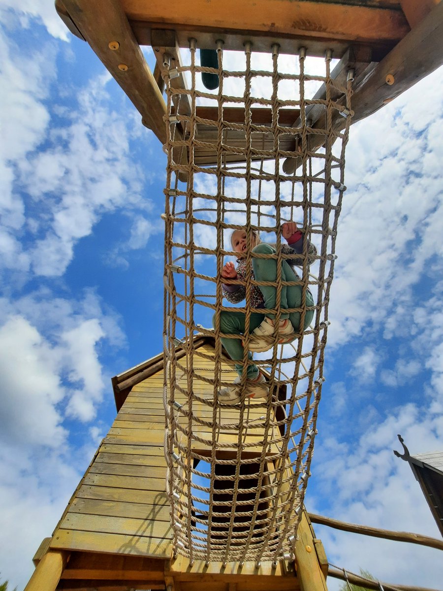 karen_ascher's tweet image. #weltdesigntag Spreewaldspielplatz in Lübbenau. Wir sind begeistert. Weitläufig, Picknickplätze, Sagenfiguren, ganz viel Spaß!