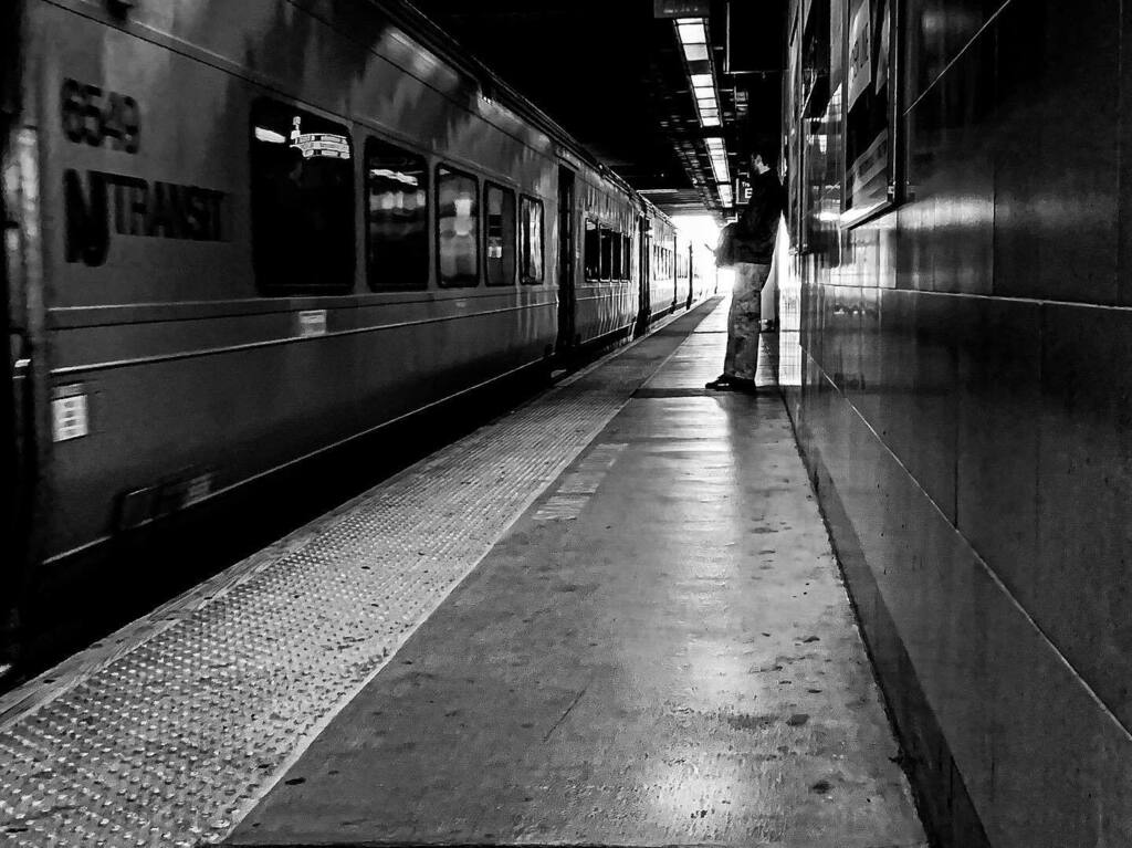 jimfeldman's tweet image. All aboard! #train #trainstation #trainplatform #transportation #urban #monochrome #bnw #bnw_photography #blackandwhite #blackandwhitephotography #bnw_photo #bnwphoto #bnwphotography #bnw_greatshots #bnwcaptures #bw #shotoniphone #iphonephoto #iphonephot… instagr.am/p/CrirWseMoDL/