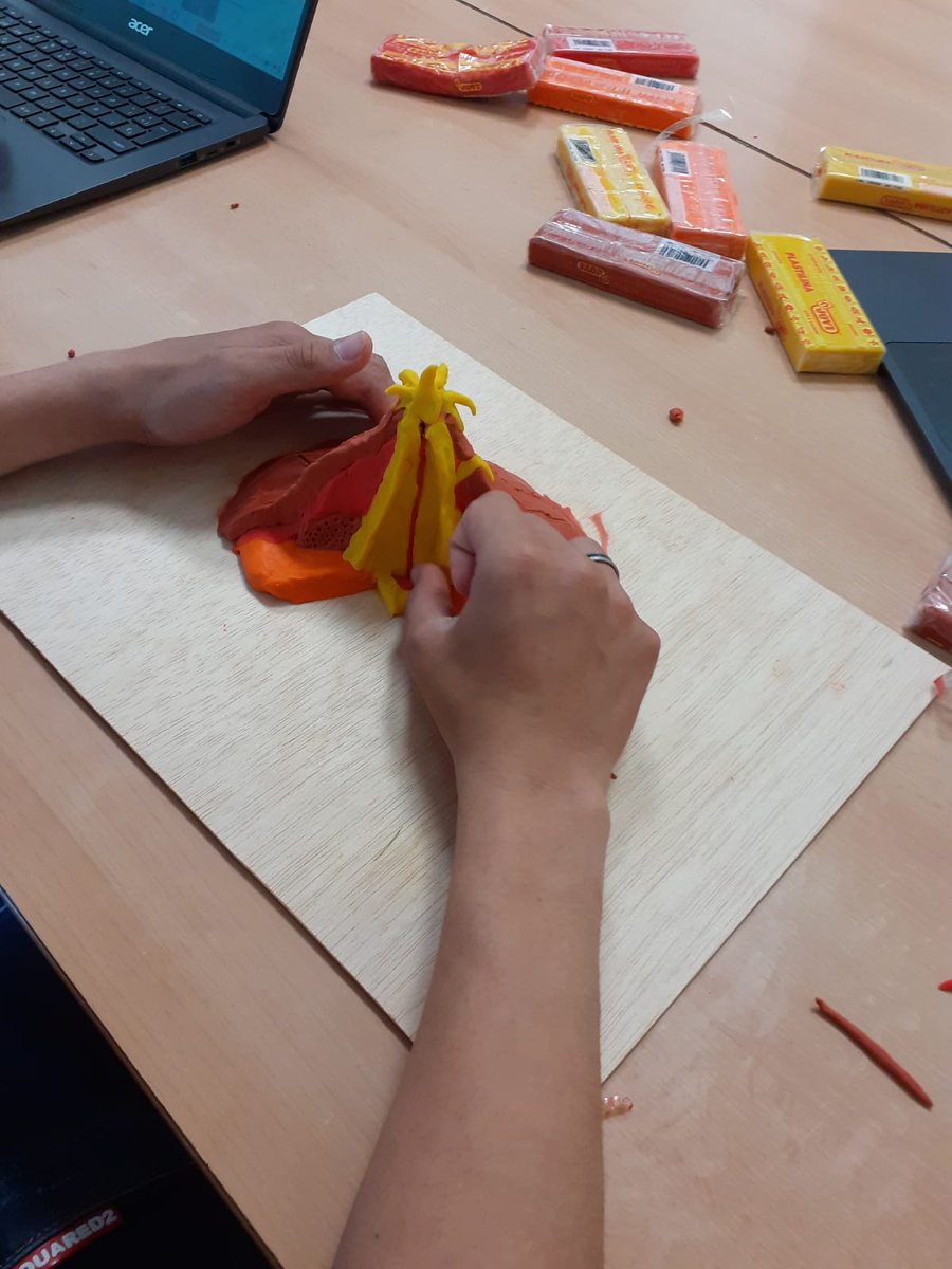 UECPNOLLEIDA's tweet photo. Amb l'alumnat de 3r d'ESO de la UEC de Lleida hem realitzat un Projecte durant les darreres setmanes relacionat amb els volcans. Els nois i noies han treballat molt i s'han esforçat🌋 #volcans #treballemperprojectes #treballenequip @educaciocat @prosecpromotora https://t.co/J7JOKW82xu